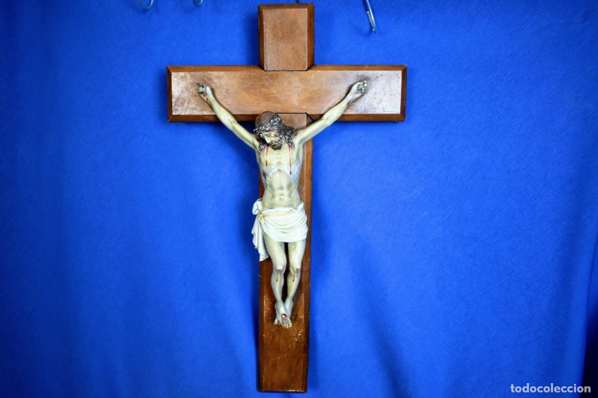 Antiques: Antiguo crucificado en estuco con cruz en madera a&ntilde;os 40