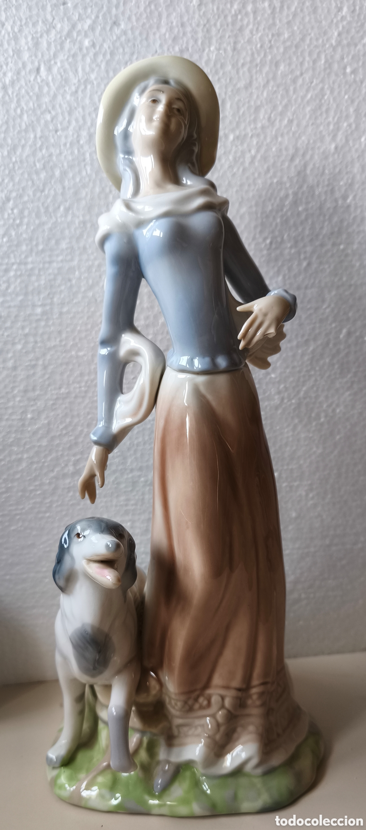 Antig&uuml;edades: Figura de porcelana Tangra con perro