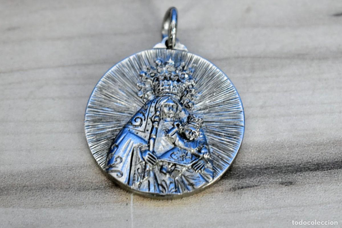 Antig&uuml;edades: Antigua medalla repujada De la Virgen del Socorro Coronada &rdquo;Hemandad Del Socorro&rdquo; de Cordoba