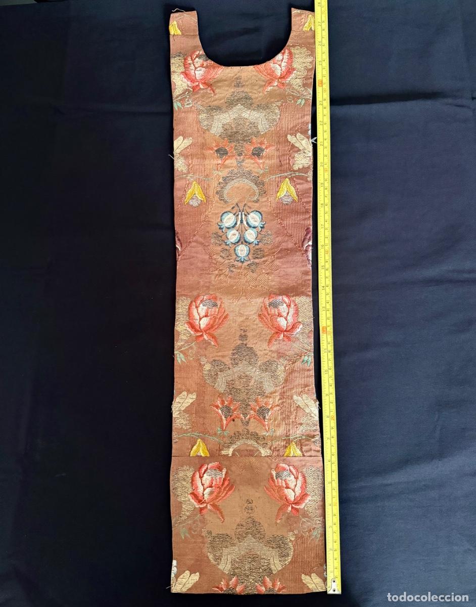 Antig&uuml;edades: Escapulario de espol&iacute;n de seda brocado oro marr&oacute;n Virgen del Carmen