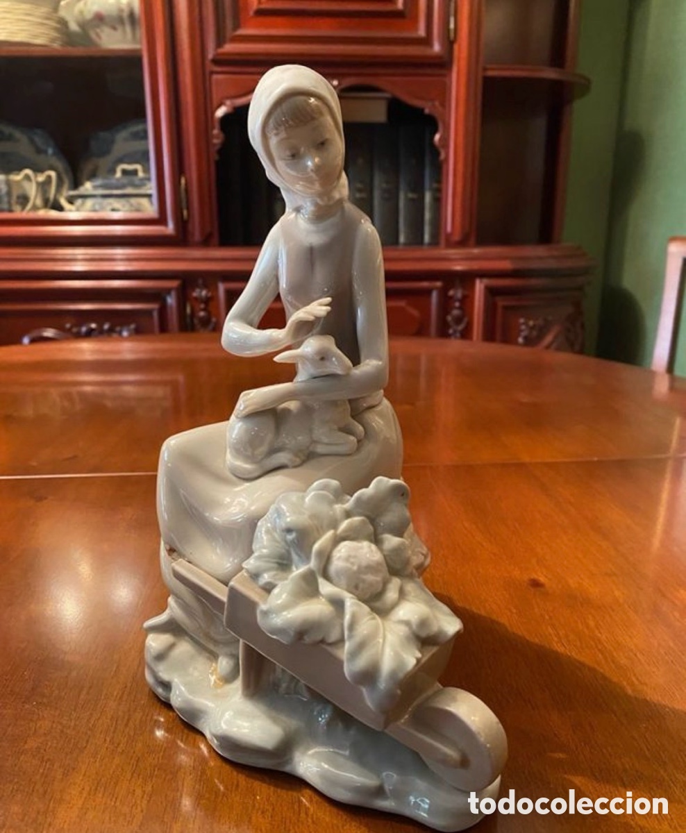 Antig&uuml;edades: Figura Porcelana Lladr&oacute; Ref. 4828 &rdquo;Pastorcita con Cordero y Carretilla&rdquo;