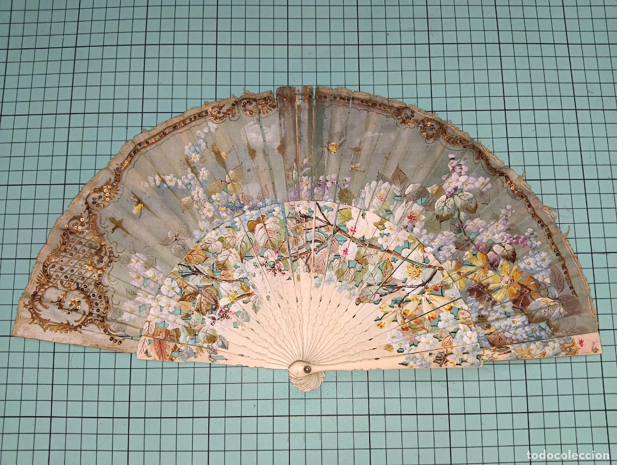 Antig&uuml;edades: Antiguo abanico peric&oacute;n o de mano vintage Seda pintada a mano y lentejuelas varillaje tallado