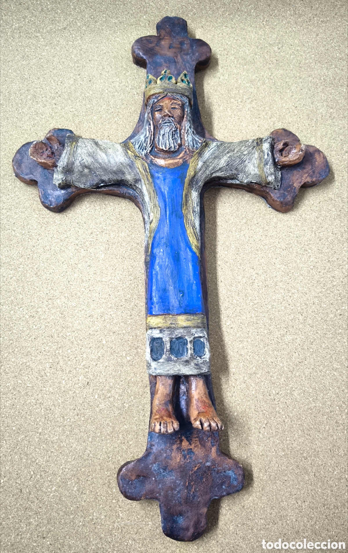 Antig&uuml;edades: CRUZ DE CRISTO ROM&Aacute;NICO EN TERRACOTA POLICROMADA