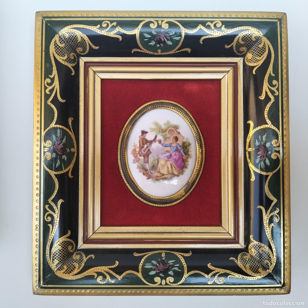Antig&uuml;edades: LIMOGES. PAREJA PORCELANAS PINTADAS A MANO ESTILO FRAGONARD CON MARCO ROCOC&Oacute; PAN DE ORO. A&Ntilde;OS 50-60.