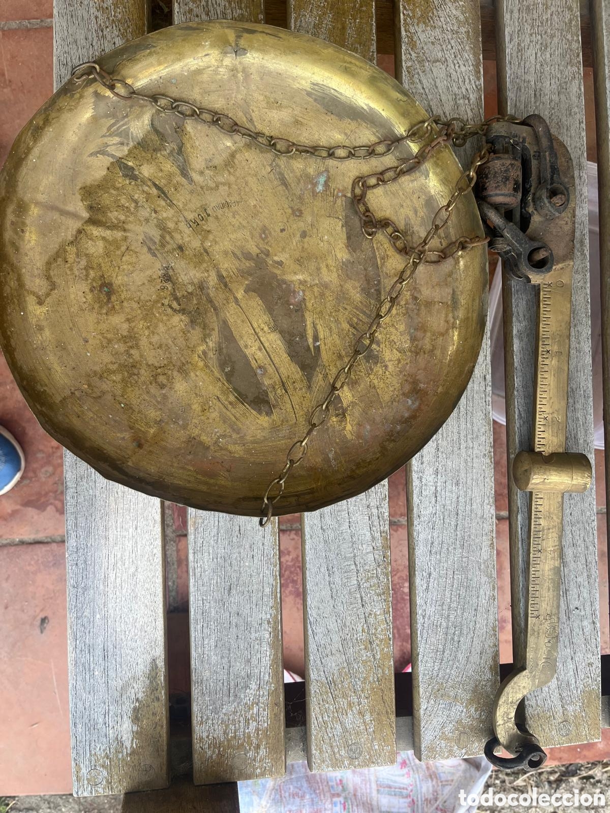 Antig&uuml;edades: Antigua balanza romana de lat&oacute;n e hierro. Completa. Instrumento de pesaje tradicional.
