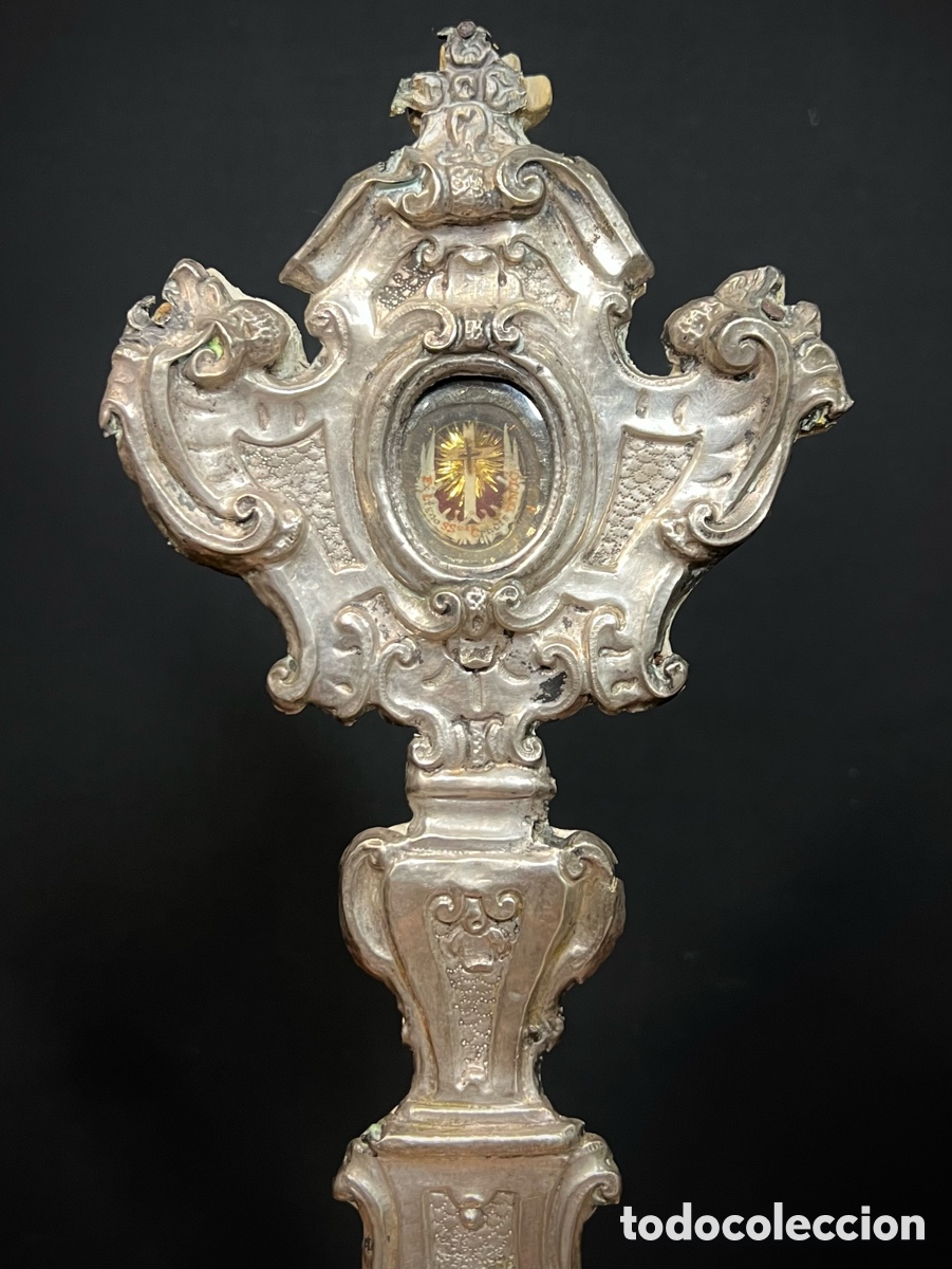 Antig&uuml;edades: Relicario de plata Con Lignum Crucis. S.XVIII