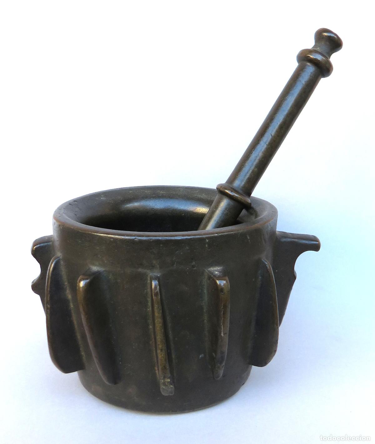 Antig&uuml;edades: Almirez o mortero g&oacute;tico en bronce, de diez costillas alternadas. Espa&ntilde;a. Siglo XV.