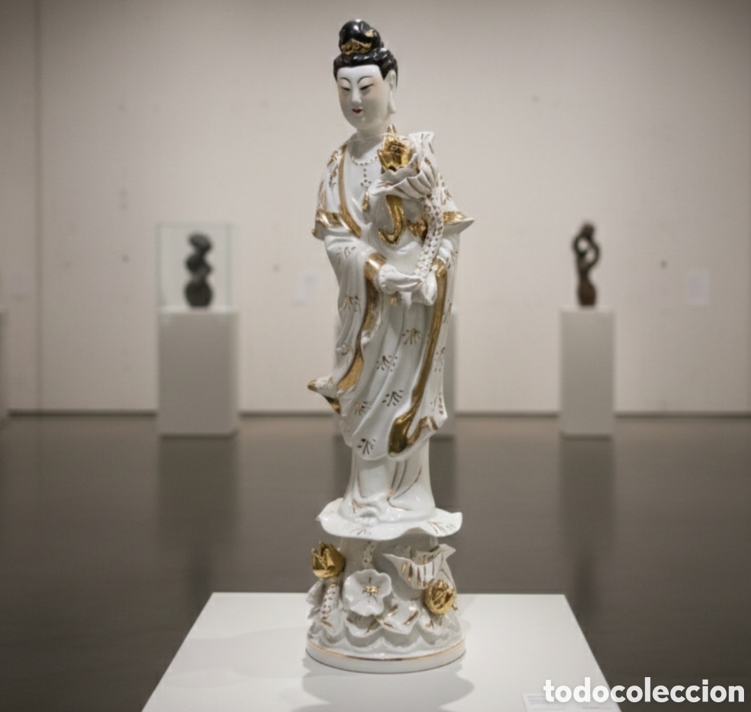 Antig&uuml;edades: figura de porcelana blanca representa a Guanyin, la bodhisattva de la compasi&oacute;n y la misericordia