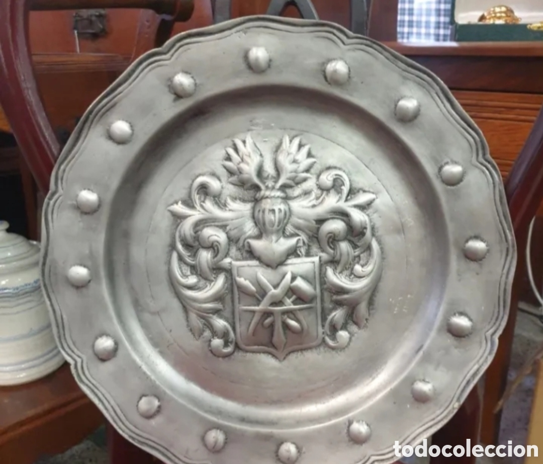 Antig&uuml;edades: Decorativo de pared est&aacute; hecho de peltre (una aleaci&oacute;n de esta&ntilde;o) y presenta un dise&ntilde;o en relieve de