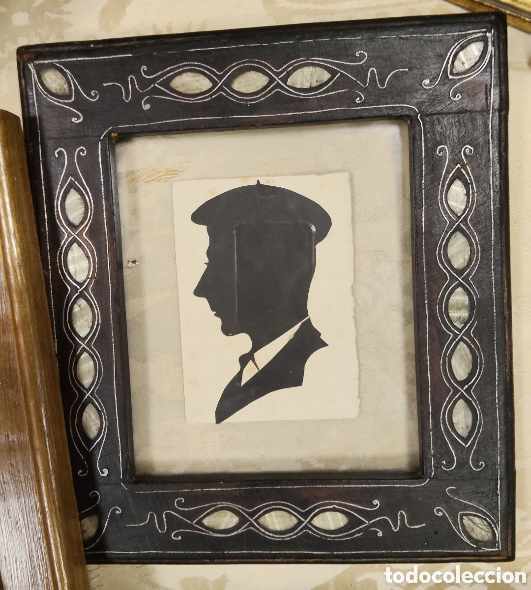 Antig&uuml;edades: retrato antiguo de silueta enmarcado, que presenta un perfil negro de un hombre con boina sobre un f