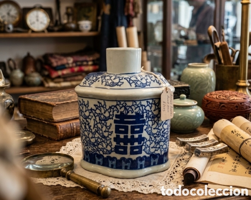 Antig&uuml;edades: Frasco de porcelana china presenta el s&iacute;mbolo tradicional de &rdquo;doble felicidad&rdquo; en azul y blanco.