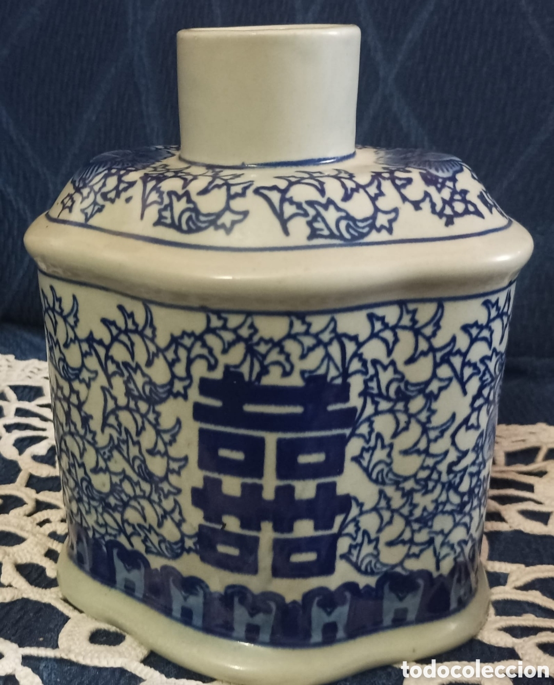 Antig&uuml;edades: Frasco de porcelana china presenta el s&iacute;mbolo tradicional de &rdquo;doble felicidad&rdquo; en azul y blanco.