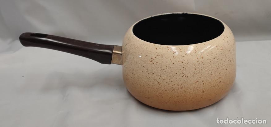 Antig&uuml;edades: CAZO VINTAGE DE PORCELANA O METAL GRUESO ESMALTADO, 17 X 10 CM EL RECIIENTE