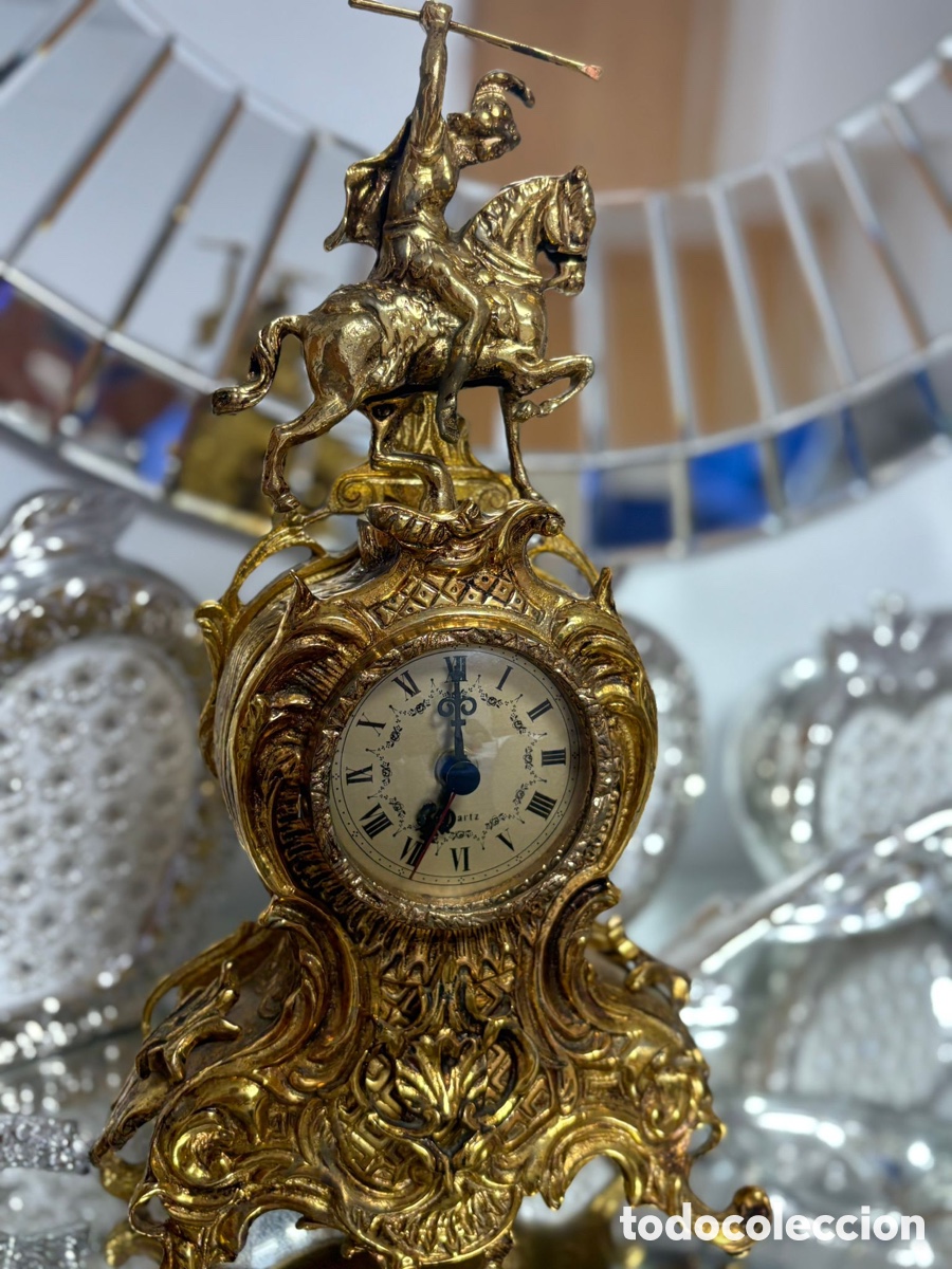 Antig&uuml;edades: Reloj de sobremesa vintage de cuarzo con figura de caballero a caballo, acabado dorado