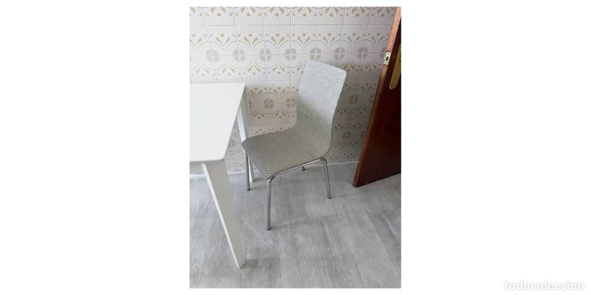 Antig&uuml;edades: Silla tapizada de l&iacute;neas contempor&aacute;neas