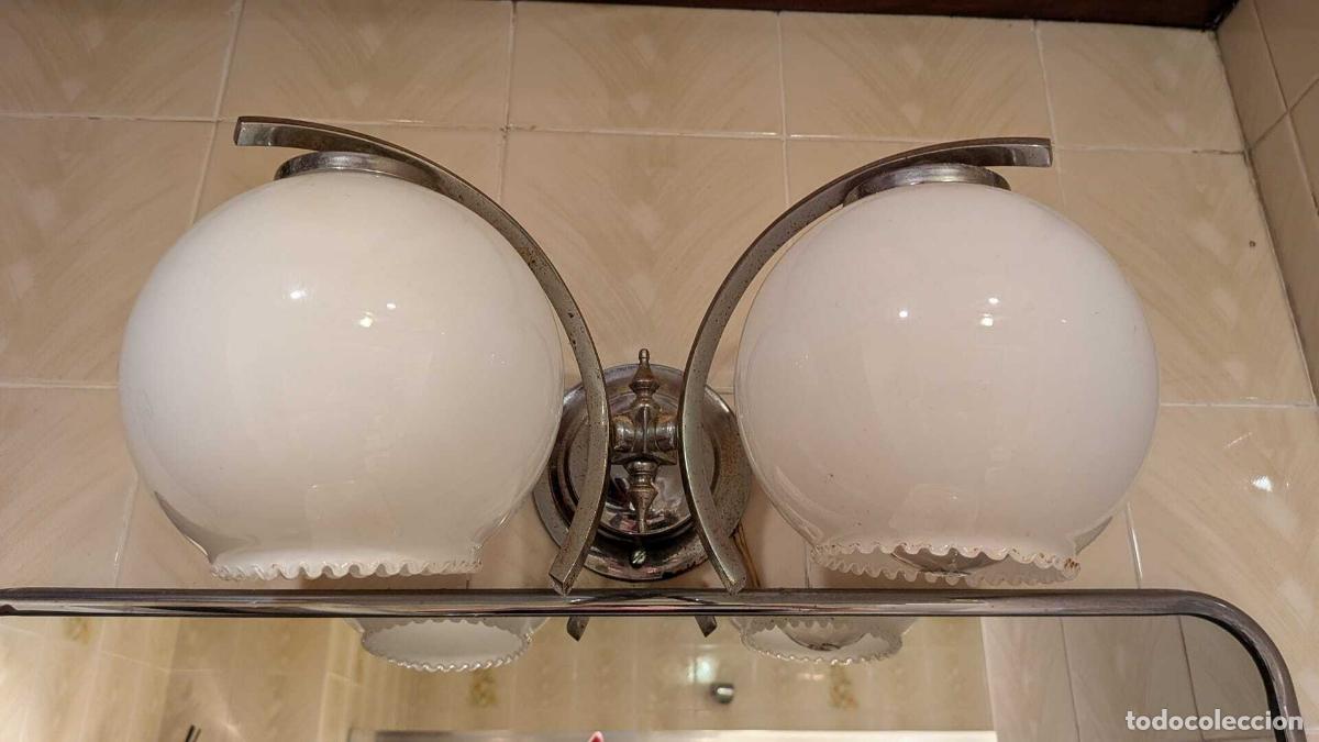 Antig&uuml;edades: PRI-035: Aplique de ba&ntilde;o de dos luces con globos opalinos
