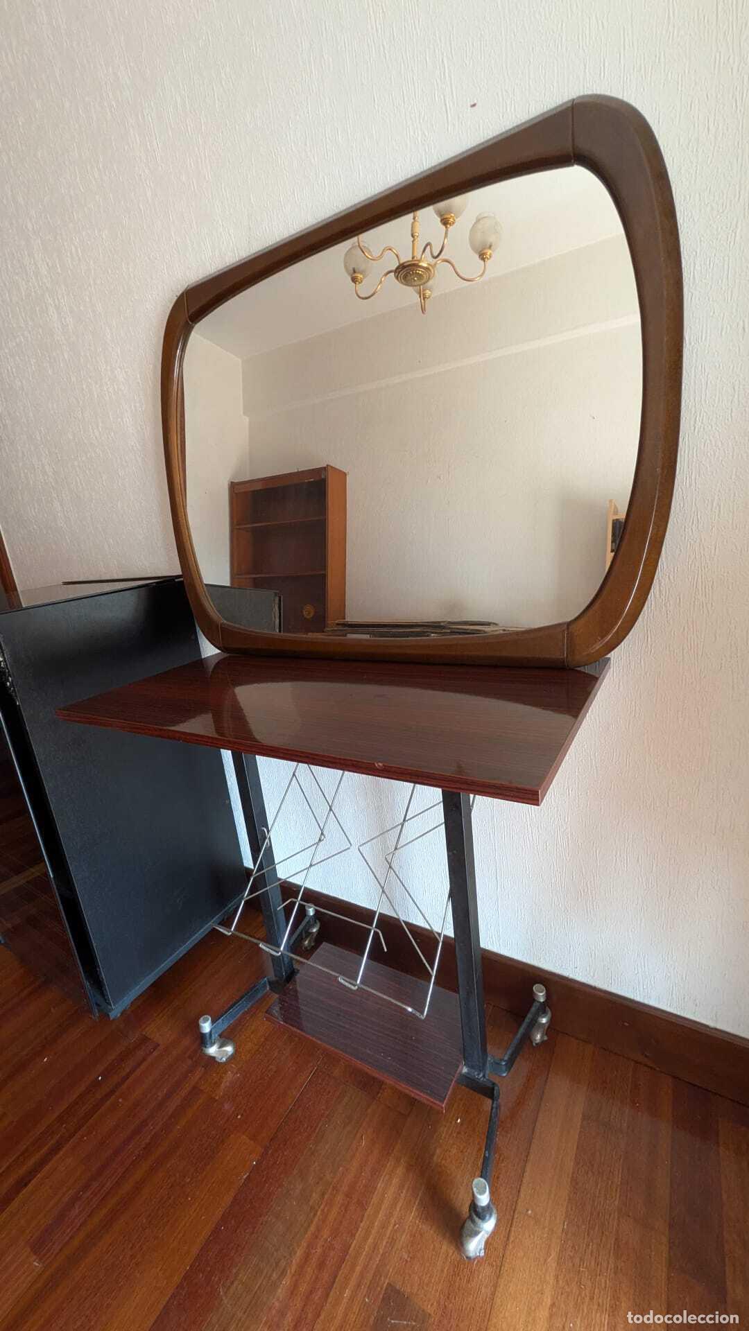Antig&uuml;edades: PRI-005: Espejo vintage con repisa y revistero