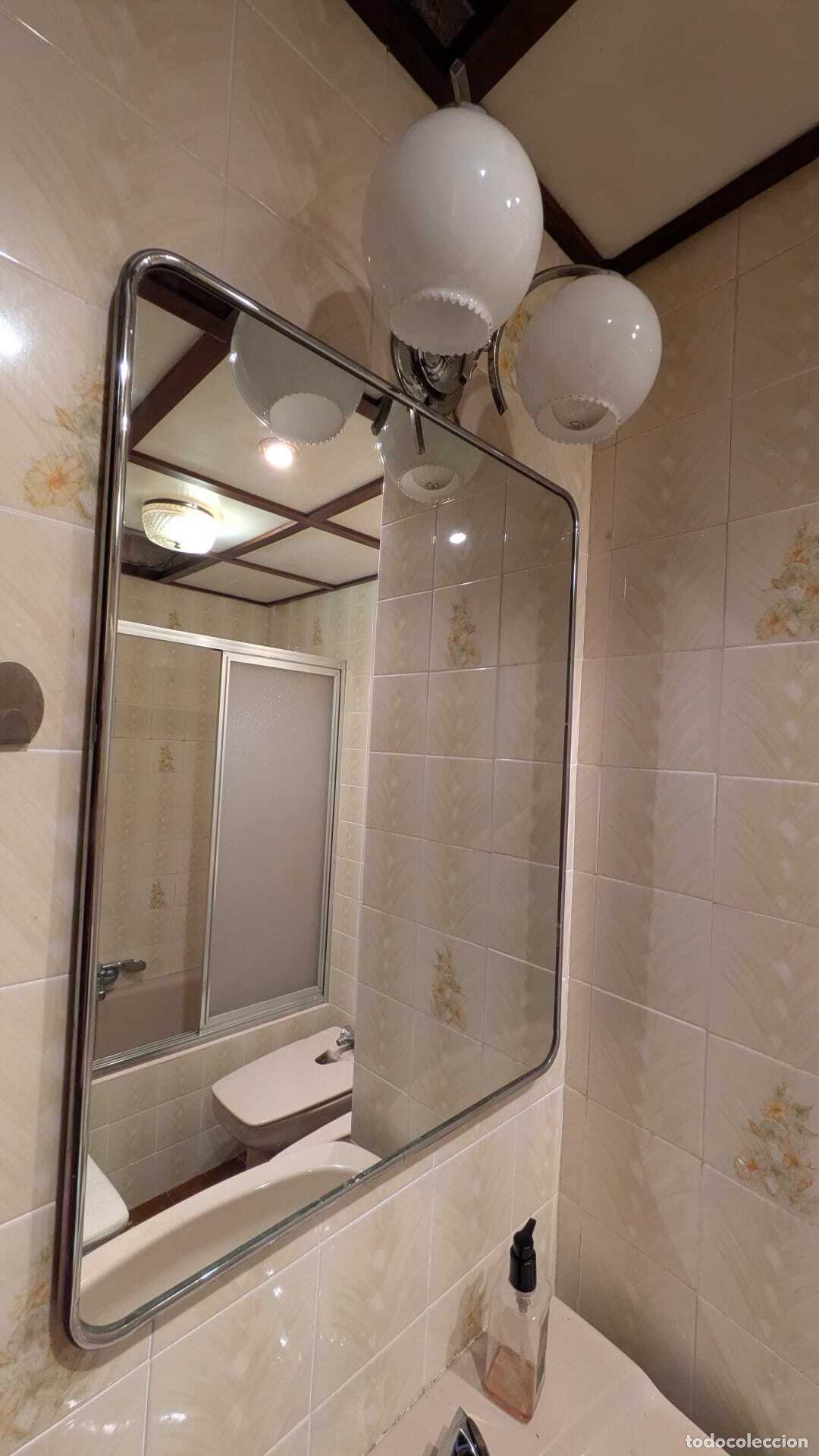 Antig&uuml;edades: PRI-013: Espejo de ba&ntilde;o con aplique doble