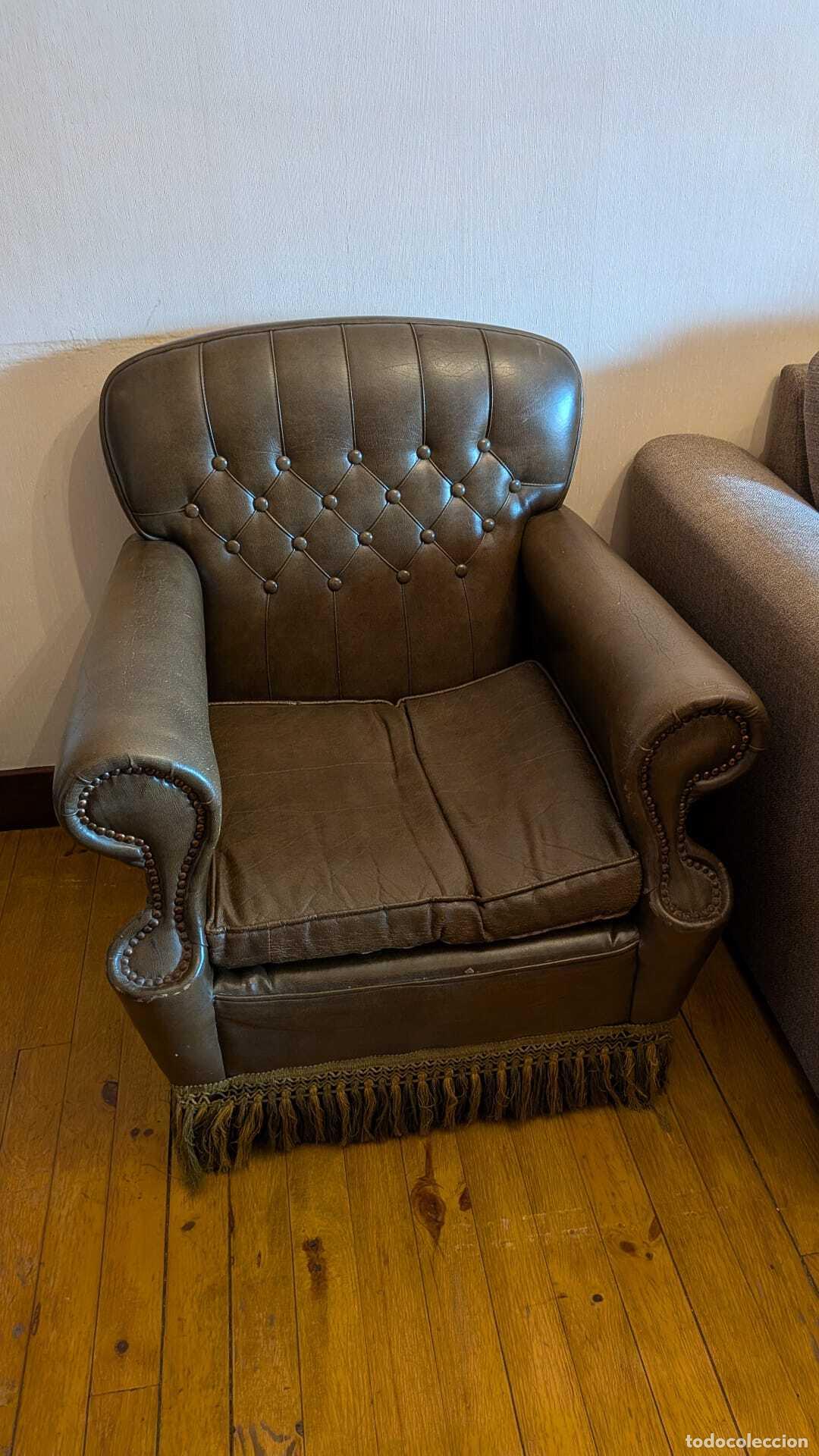 Antig&uuml;edades: PRI-016: Sill&oacute;n cl&aacute;sico tapizado en tono marr&oacute;n
