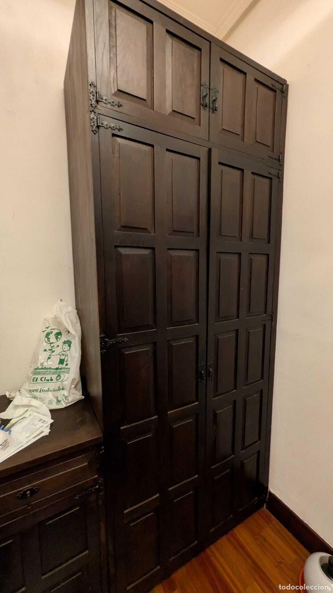 Antig&uuml;edades: PRI-022: Armario alto de madera con puertas paneladas
