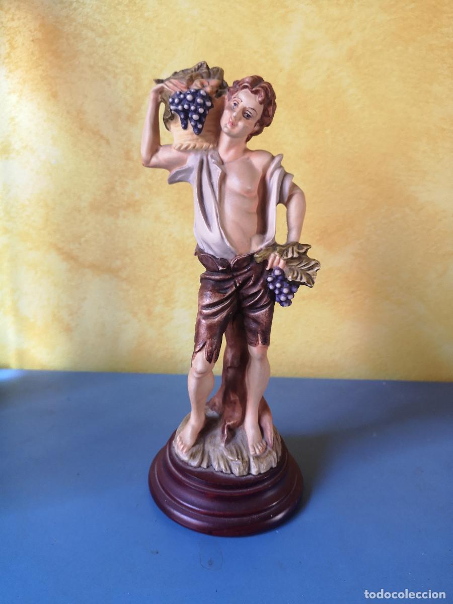 Antig&uuml;edades: FIGURA RECOLECTOR DE UVA. VENDIMIA.