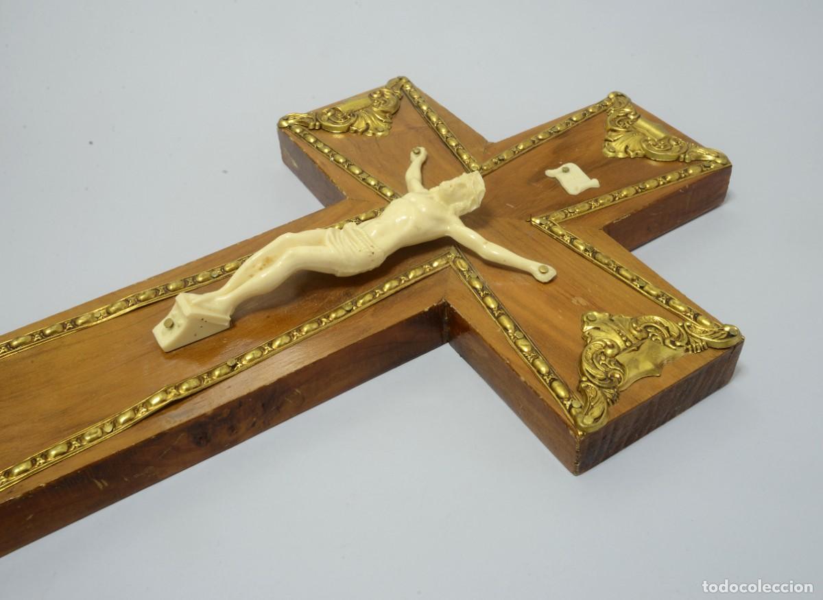 Antig&uuml;edades: Crucifijo con cruz de madera,adornos en metal dorado, figura de Cristo en baquelita o s&iacute;mil 22x40 cm