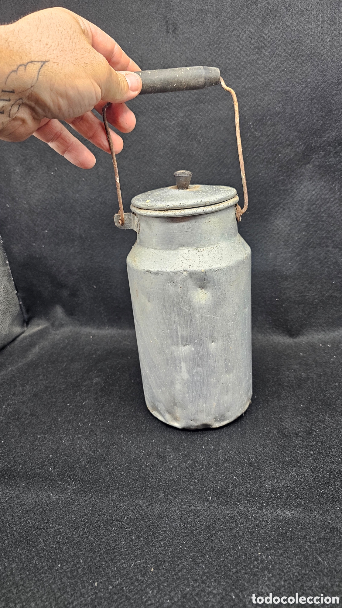 Antig&uuml;edades: Lechera antigua de aluminio
