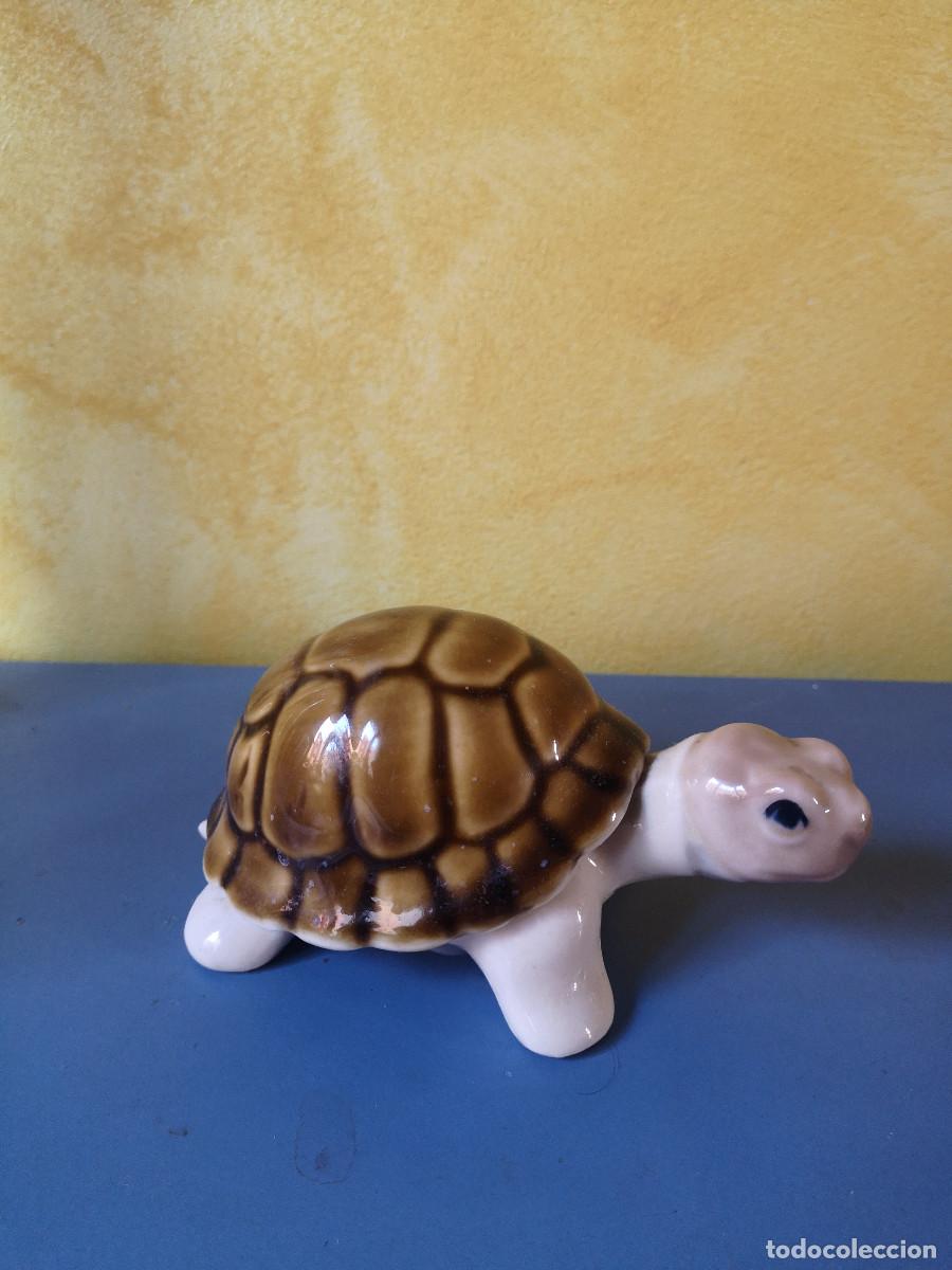 Antig&uuml;edades: FIGURA DE PORCELANA DE UNA CURIOSA TORTUGA