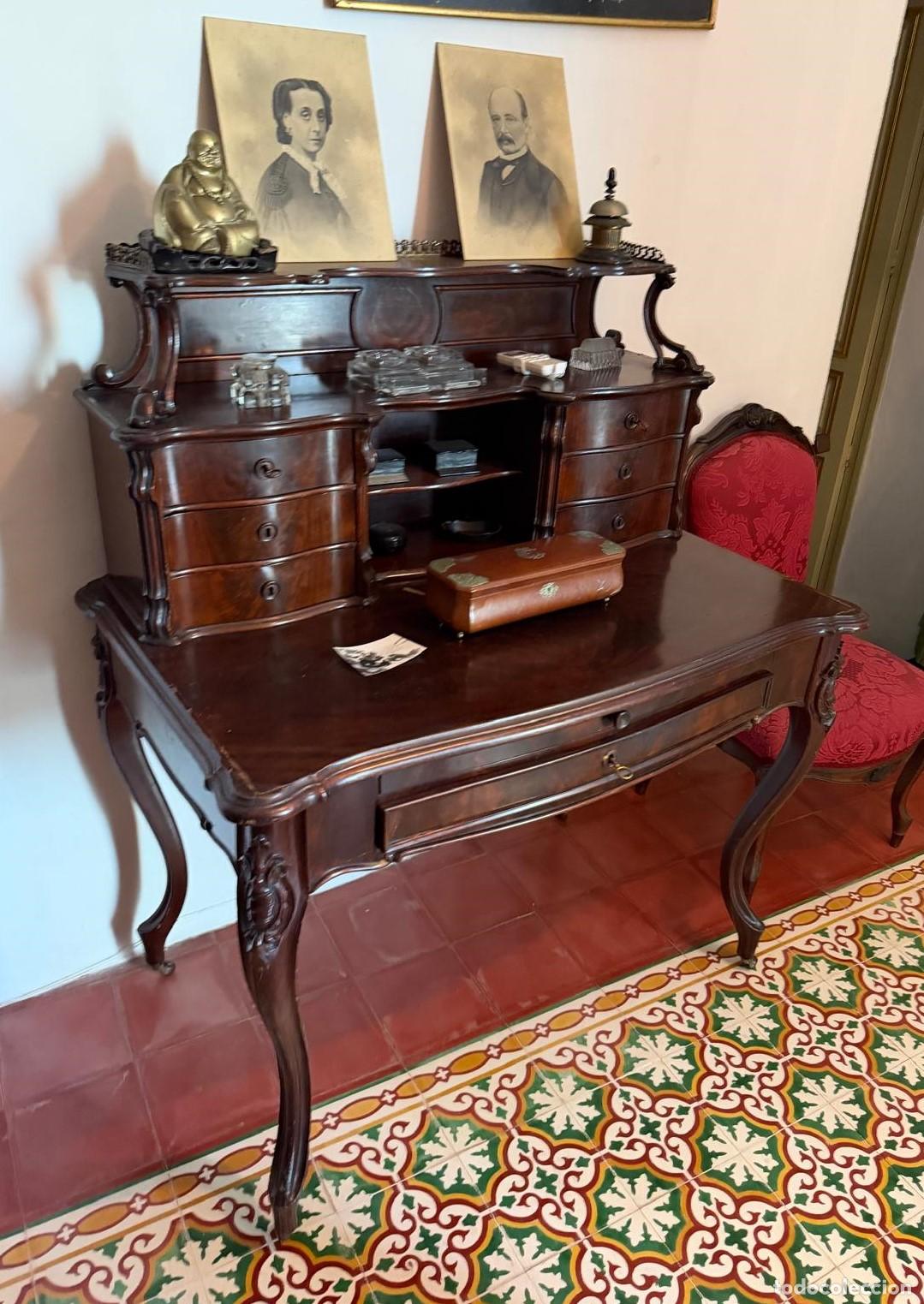 Antig&uuml;edades: ANTIGUA MESA ESCRITORIO DE ESTILO ISABELINO. MADERA NOBLE BARNIZADA. ESPA&Ntilde;A. SIGLO XIX.