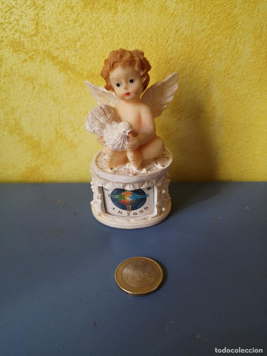 Antig&uuml;edades: PRECIOSA FIGURA DE UN ANGELITO QUERUBIN CON UNA PALOMA SOBRE BASE DE UNA CAJITA.