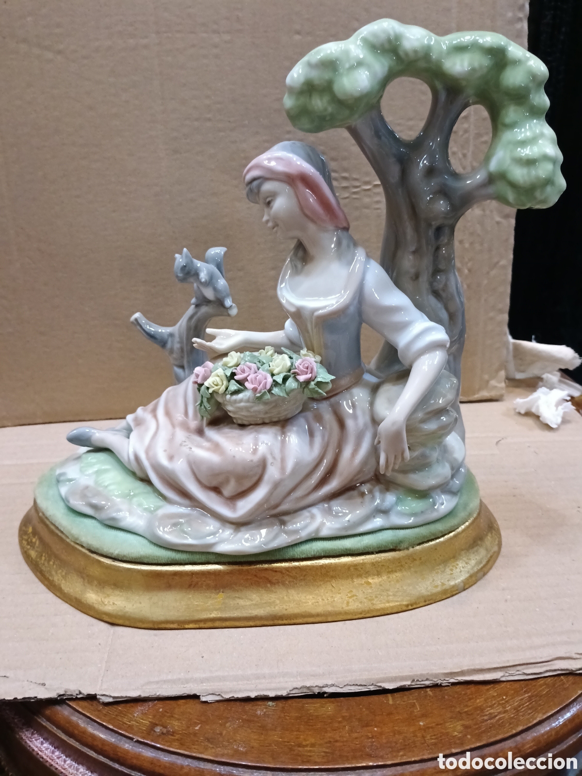 Antig&uuml;edades: Porcelana joven con canasta de flores