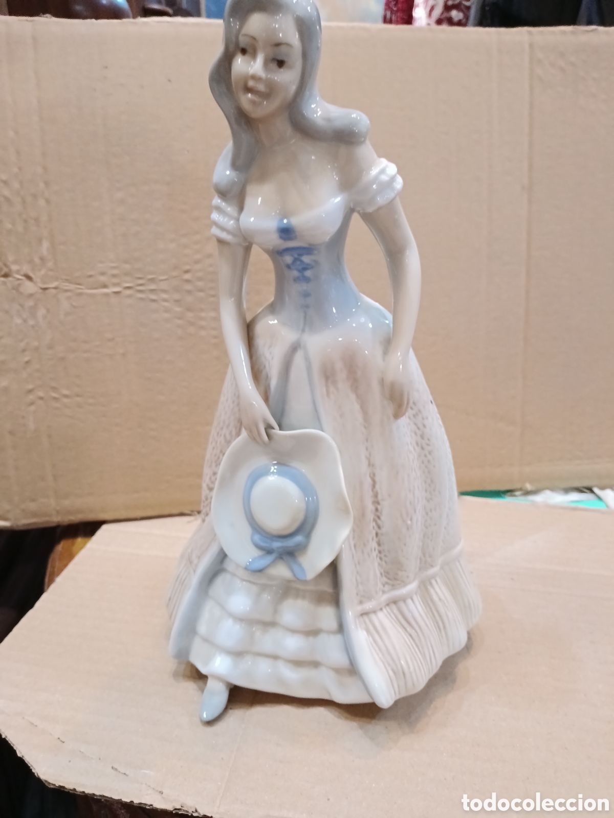 Antig&uuml;edades: Porcelana de joven con sombrero con marca