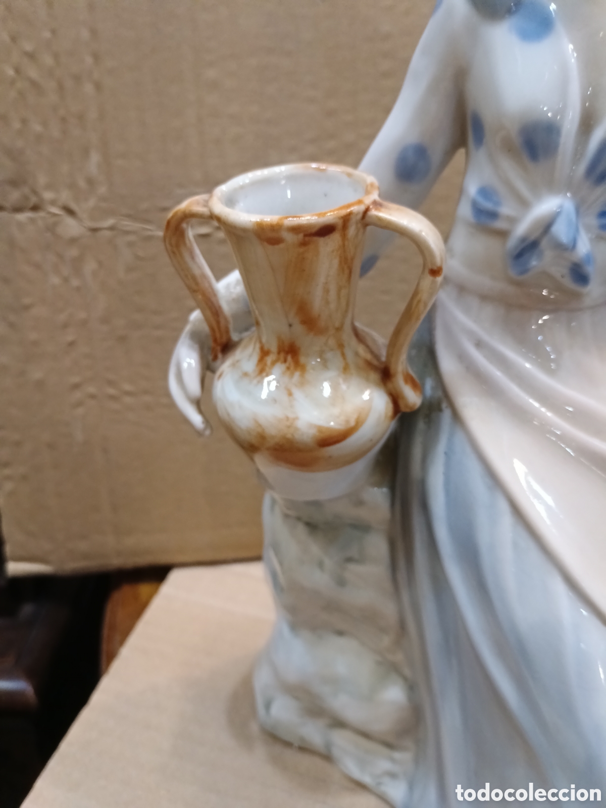 Antig&uuml;edades: Porcelana de joven con jarr&oacute;n con marca - Foto 2