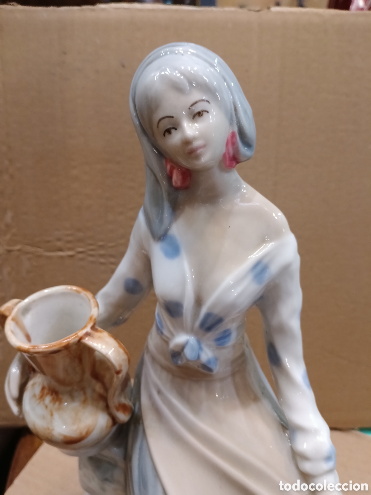 Antig&uuml;edades: Porcelana de joven con jarr&oacute;n con marca - Foto 3