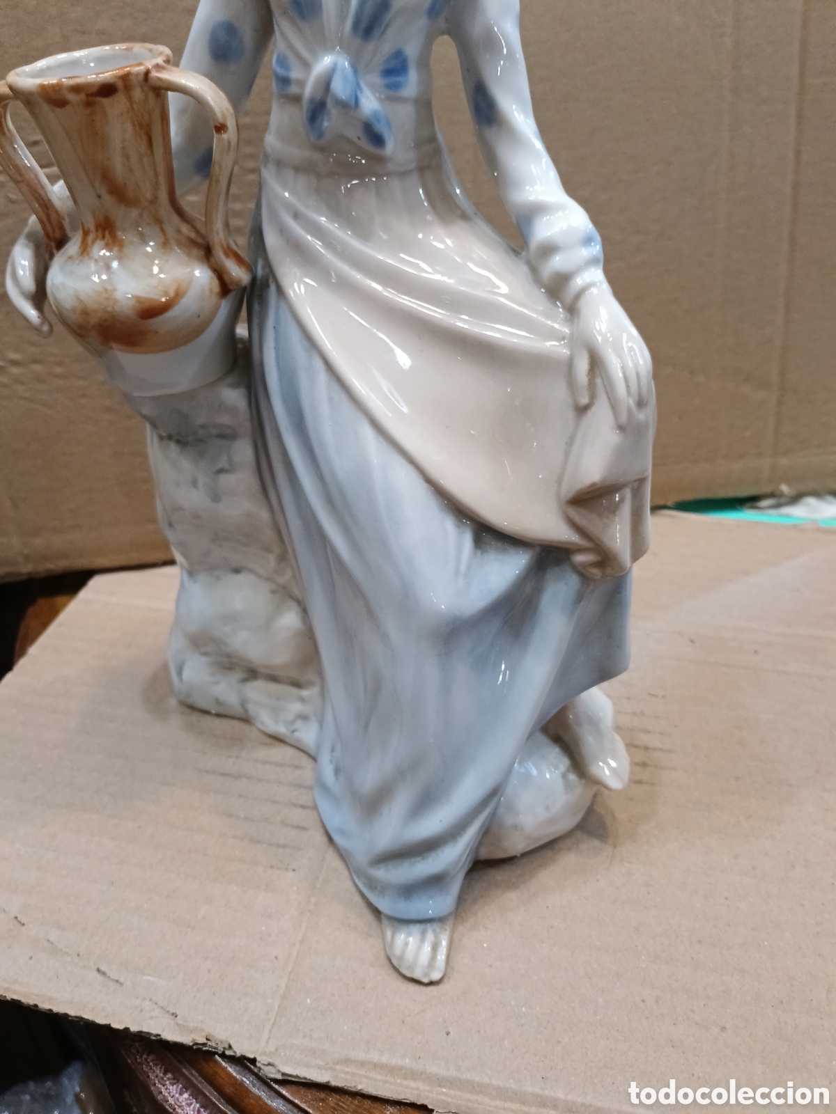 Antig&uuml;edades: Porcelana de joven con jarr&oacute;n con marca - Foto 4