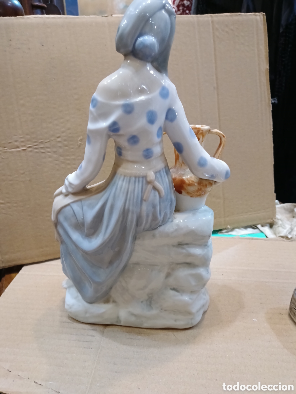 Antig&uuml;edades: Porcelana de joven con jarr&oacute;n con marca - Foto 5