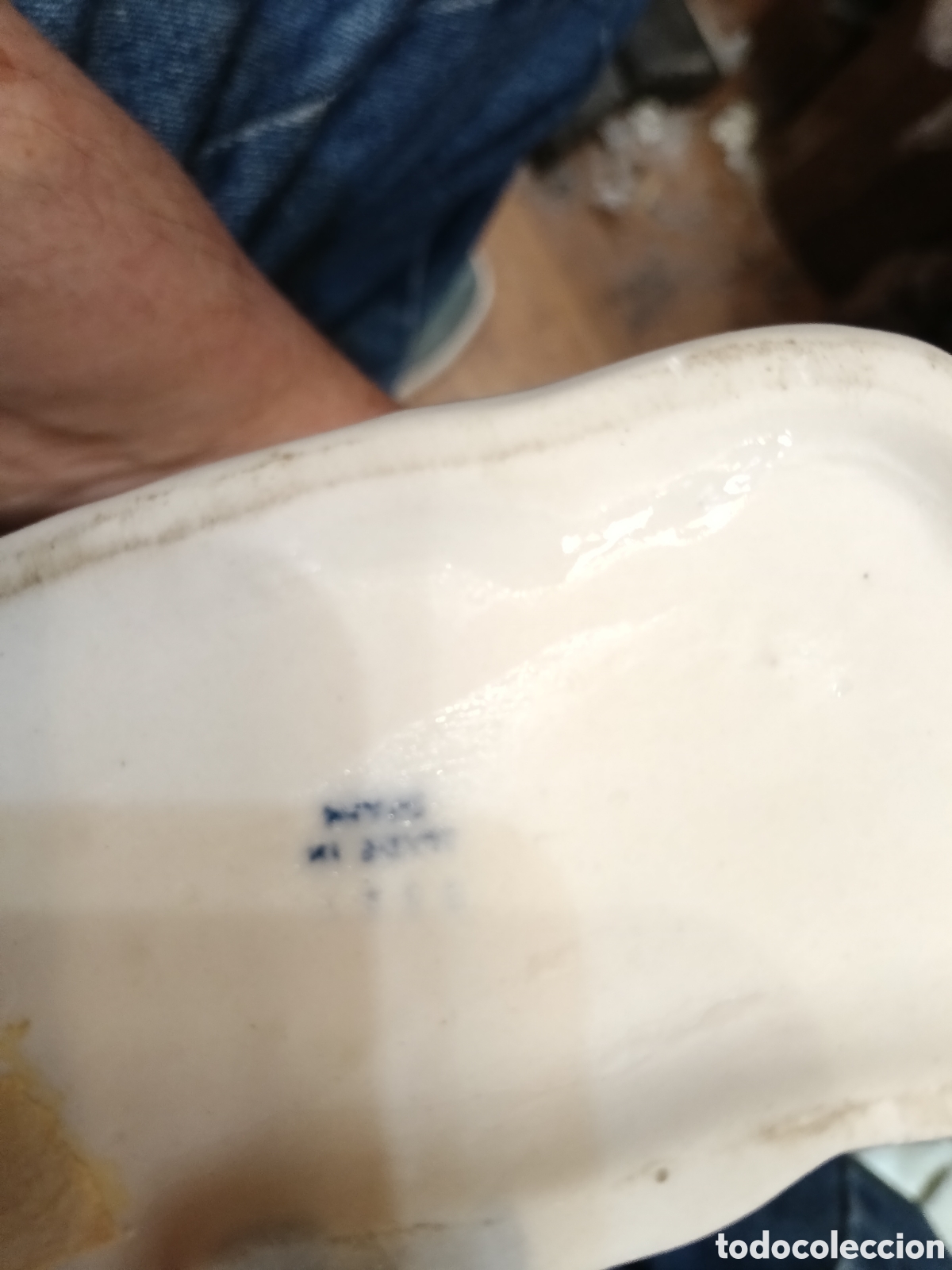 Antig&uuml;edades: Porcelana de joven con jarr&oacute;n con marca - Foto 6