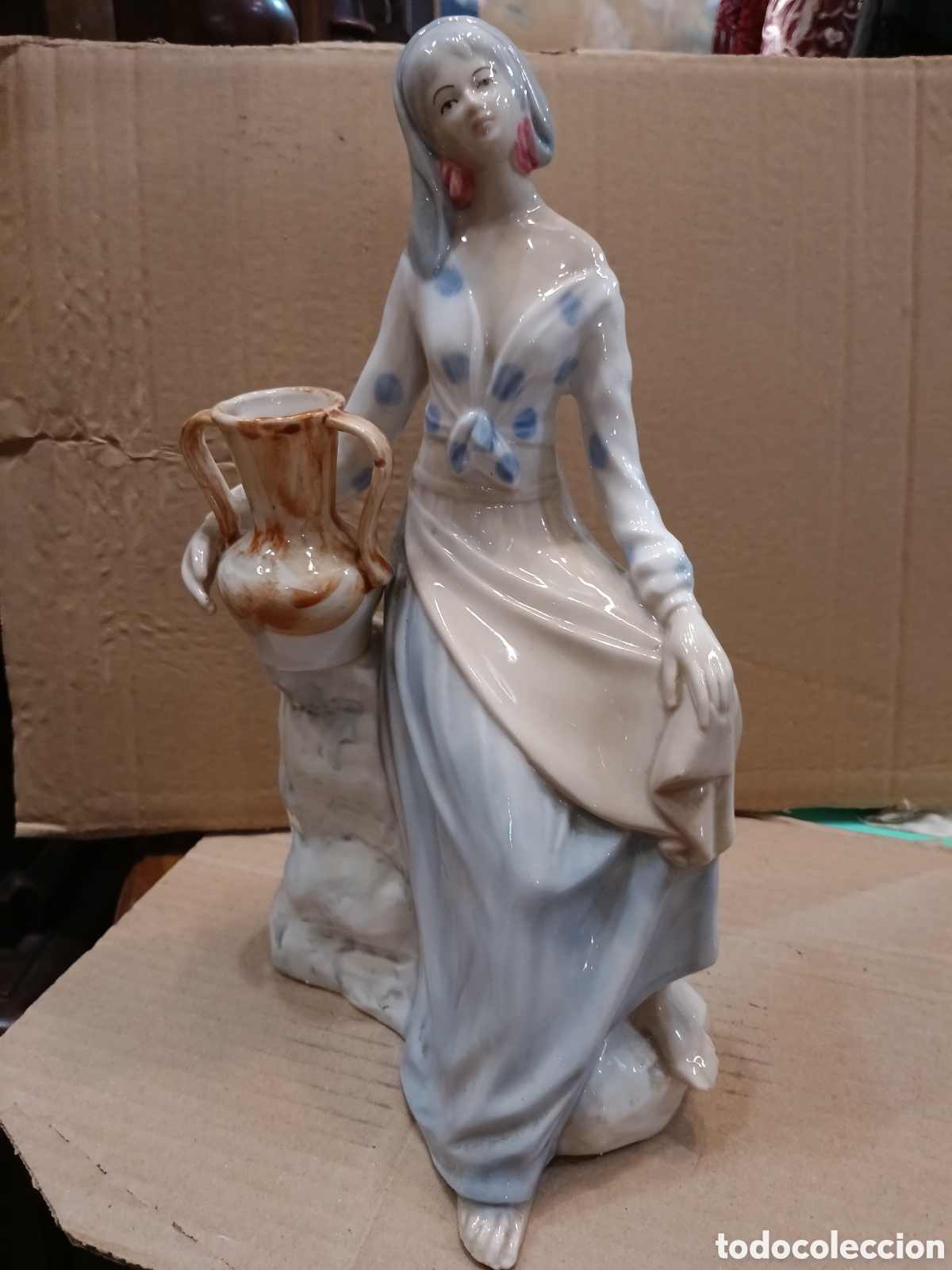 Antig&uuml;edades: Porcelana de joven con jarr&oacute;n con marca
