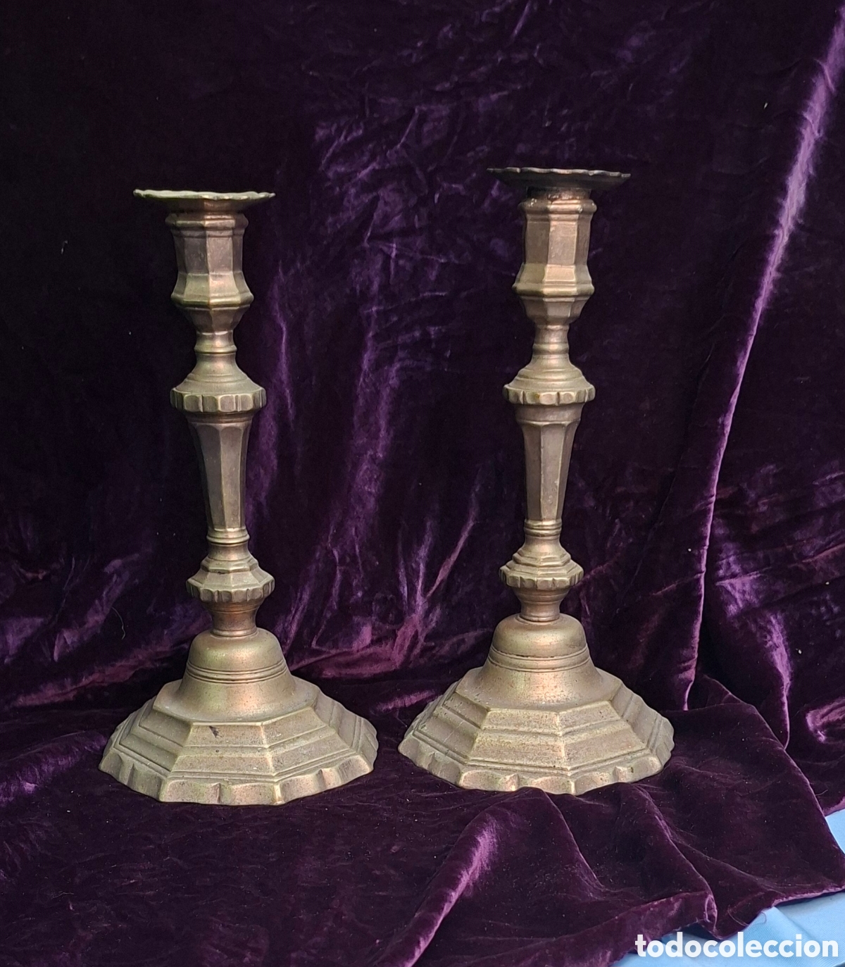 Antig&uuml;edades: Pareja de candelabros antiguos en metal, siglo XIX
