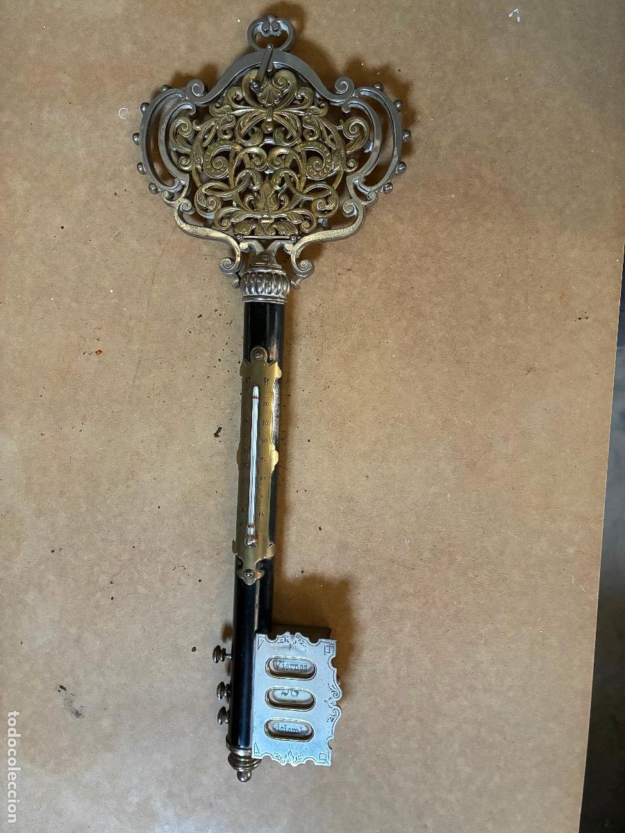 Antig&uuml;edades: Curiosa llave bronce laton metal madera term&oacute;metro, calendario y sujeta papeles mide 53x19x7 cm