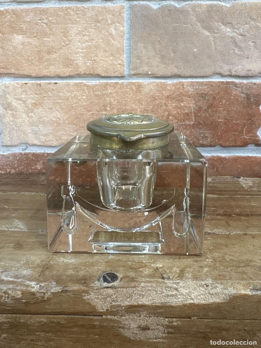 Antig&uuml;edades: Tintero Antiguo de Cristal Macizo con Tapa de Lat&oacute;n Decorada y Dep&oacute;sito Extra&iacute;ble