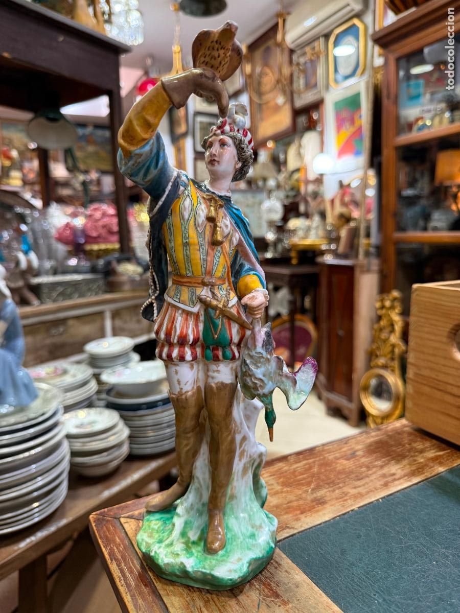 Antig&uuml;edades: ANTIGUA PRECIOSA ESCULTURA CABALLERO DE PORCELANA - MEDIDA 32 CM