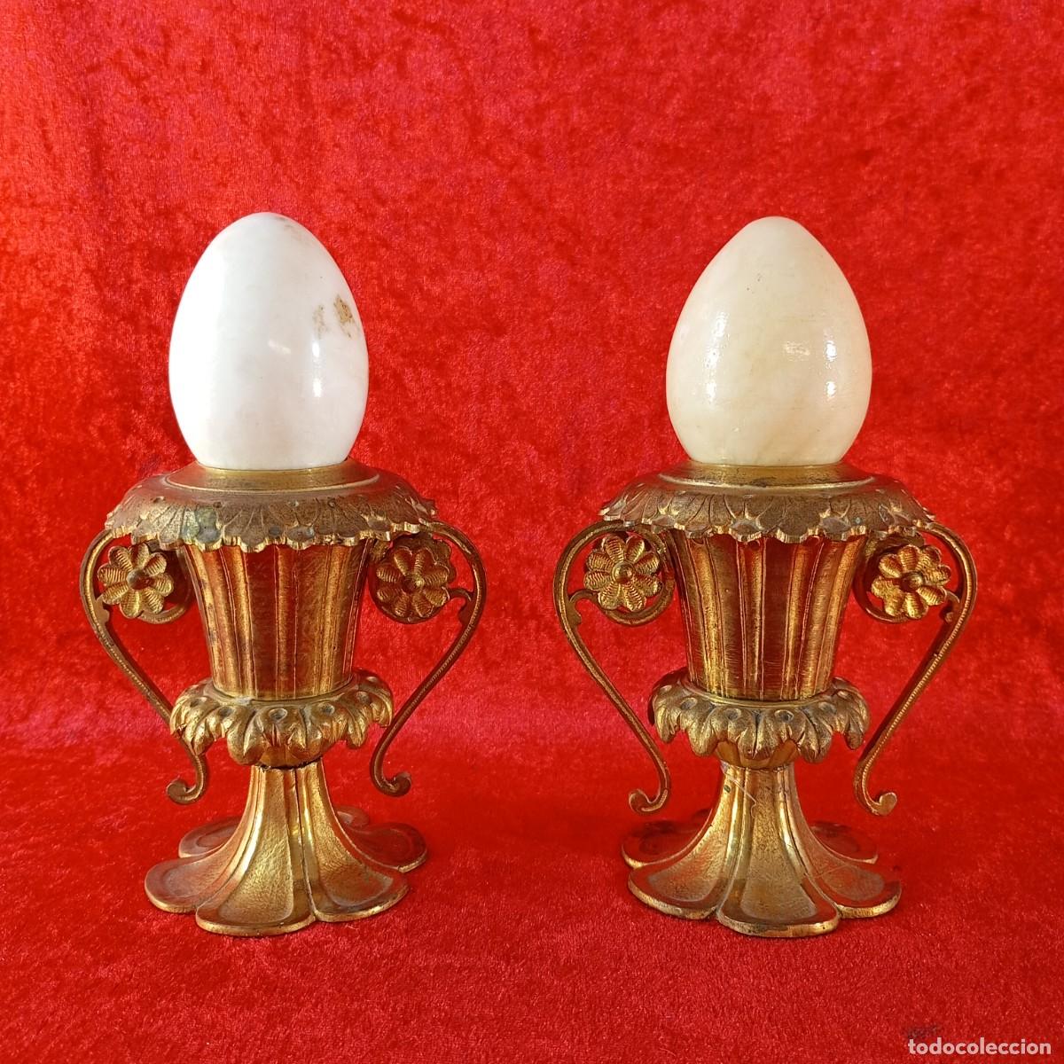 Antig&uuml;edades: LOTE 2 ELEMENTOS DECORATIVOS - BASE DE METAL - HUEVOS DE MARMOL - 19 X 11 X 8,5 CM / 2198