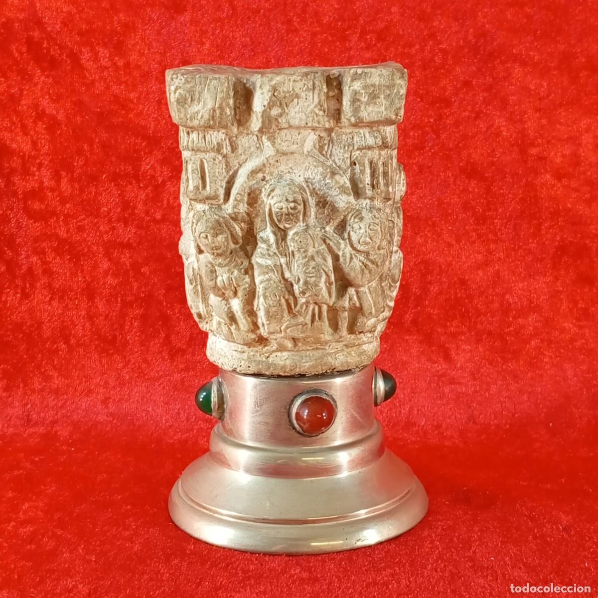 Antig&uuml;edades: PRECIOSO PORTAVELAS - RECREACION CAPITEL ROM&Aacute;NICO - BASE MET&Aacute;LICA - 13 X 6,5 X 6,5 CM / 2199