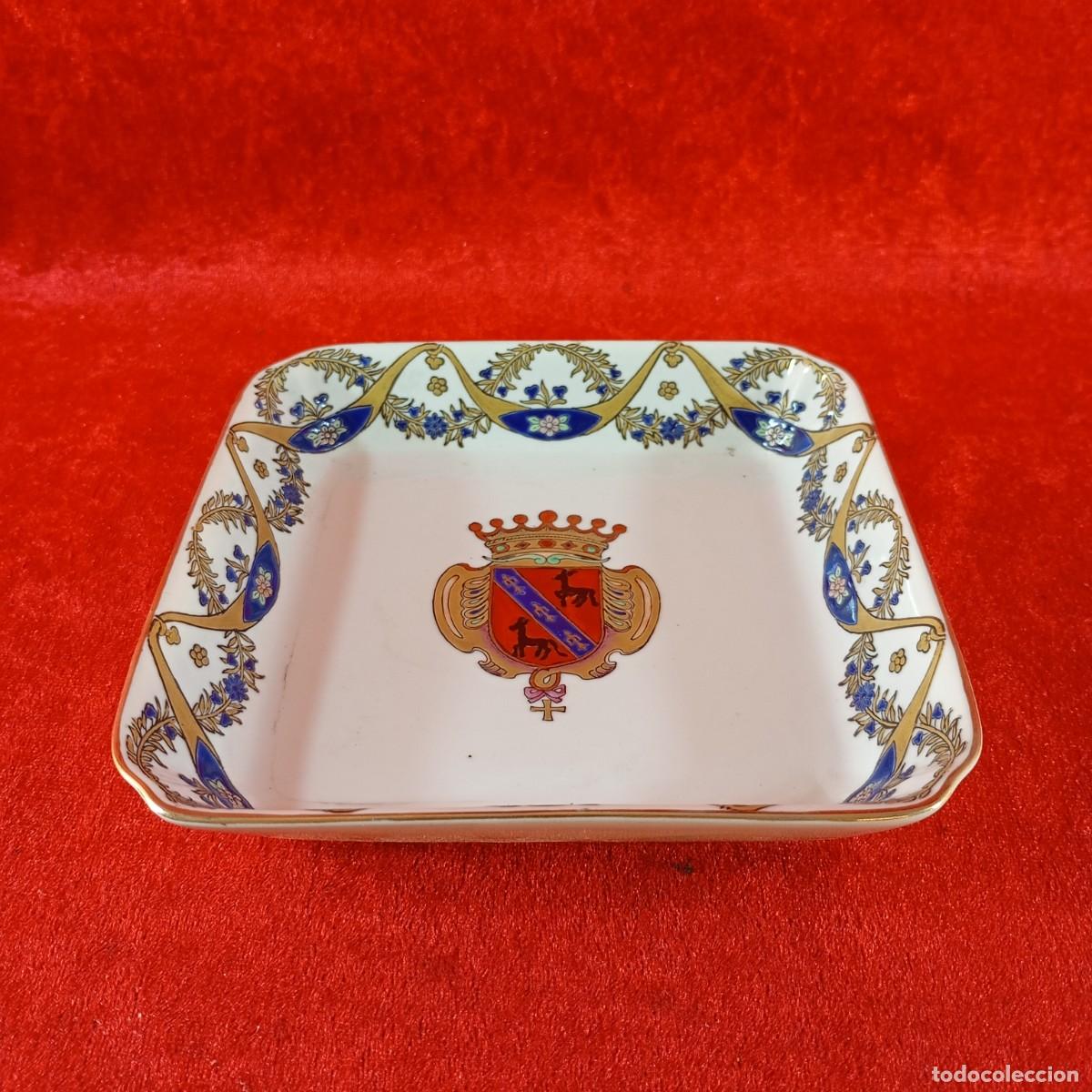Antig&uuml;edades: PRECIOSO PLATO DE PORCELANA - ESCUDO DAN&Eacute;S - PINTADO A MANO - 14,5 X 14,5 X 3 CM / 2203