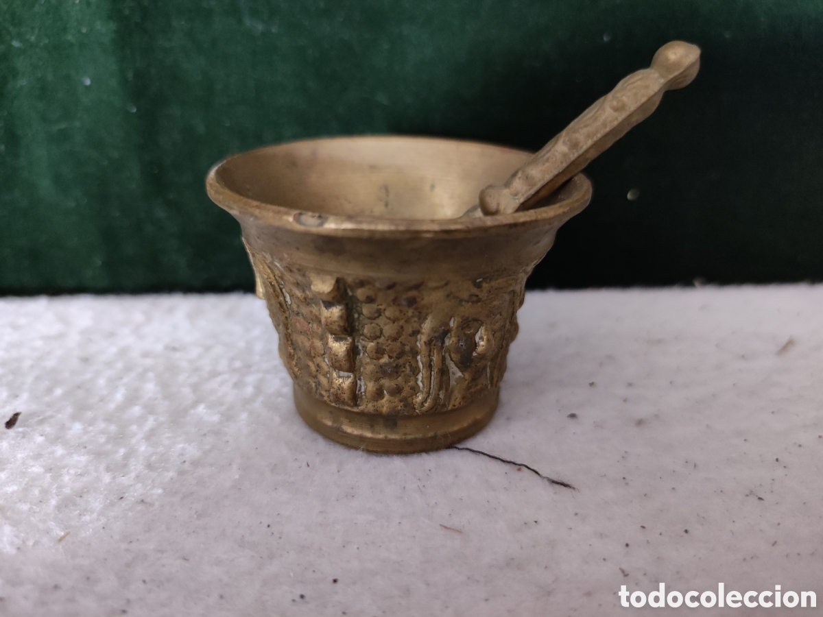Antig&uuml;edades: Mortero de lat&oacute;n con su manita