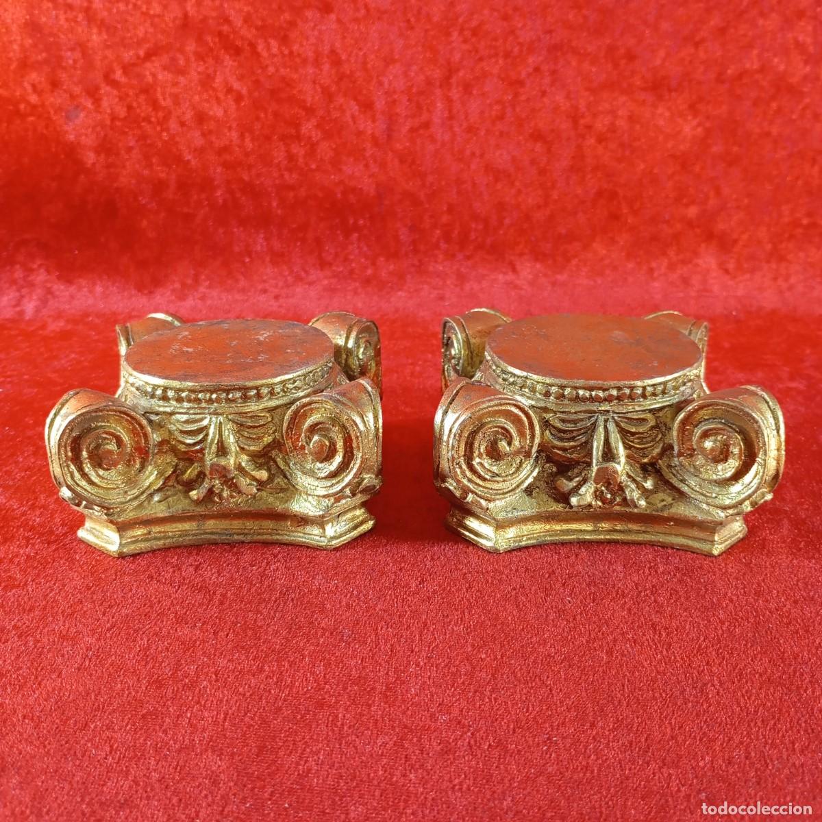 Antig&uuml;edades: LOTE 2 SOPORTES DECORATIVOS DORADOS - CAPITEL ROM&Aacute;NICO - 5 X 9,5 X 9 CM / 2208