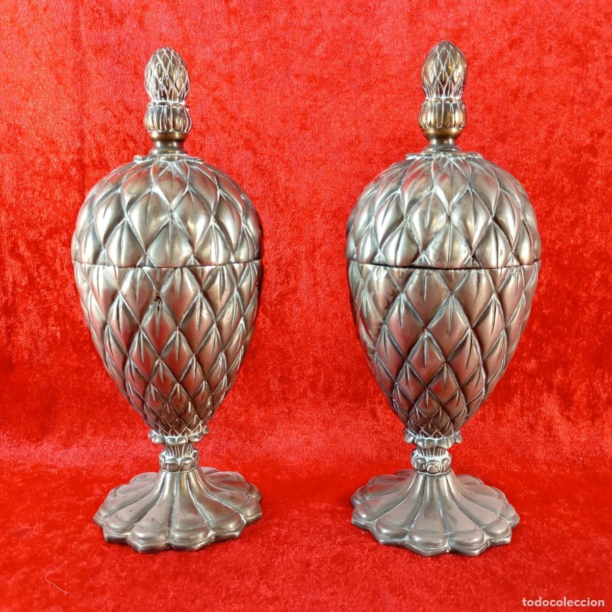 Antig&uuml;edades: LOTE 2 BOTES O ELEMENTOS DECORATIVOS - DE BRONCE O SIMILAR - DISE&Ntilde;O DE PI&Ntilde;A - 21,5 X 8 CM / 2209