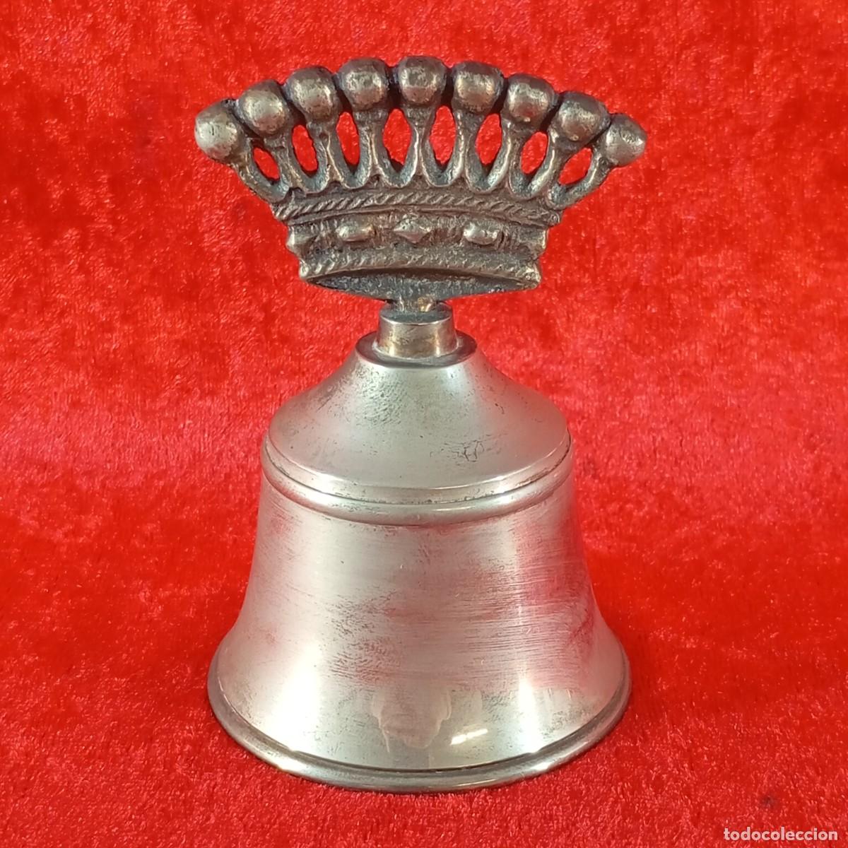 Antig&uuml;edades: CAMPANILLA DE MESA - DE METAL PLATEADO - ASA EN DECORATIVA EN FORMA DE CORONA - 9 X 6 CM / 2211