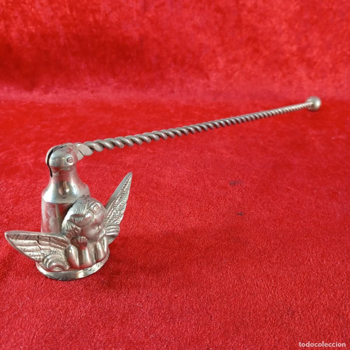 Antig&uuml;edades: ANTIGUO APAGAVELAS - EN FORMA DE ANGEL - LARGO MANGO RETORCIDO - METAL PLATEADO - 36 X 4 CM / 2212